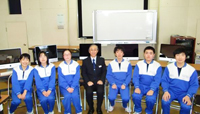 福島大学附属中学で、今回のプロジェクトに参加した生徒たちと、指導した嶋津武仁校長