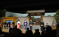 写真右から、尾上松也、藤間大河、尾上松緑、市川染五郎、尾上菊之助、中村七之助、中村松江、中村米吉、中村玉太郎、大谷廣松、片岡松之助