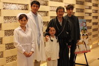 左から、安倍なつみ、吉田栄作、谷花音、西岡徳馬、松下優也