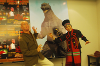 ゴジラをバックにポーズをとる井上道義(写真左)と安倍圭子(同右)