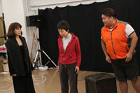 公開稽古より。左から、保坂知寿、クミコ、岡本知高