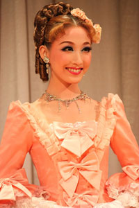 宝塚100周年に『ベルばら』を宙組が上演！ | チケットぴあ[演劇