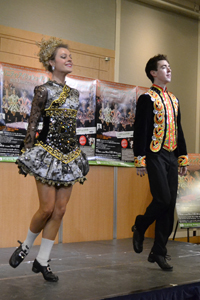 ダンスを披露するタイラー・シュワルツとマギー・ドイル
