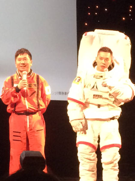 宇宙服に身を包む爆笑問題のふたり