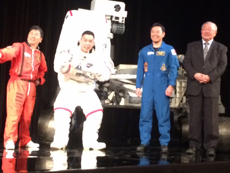 左から、田中裕二、太田光、星出彰彦JAXA宇宙飛行士、的川泰宣JAXA名誉教授