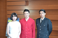 会見より。左から、村川絵梨、中村獅童、片桐仁