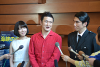 会見より。左から、村川絵梨、中村獅童、片桐仁