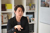 宅間孝行　　ヘアメイク：下田亜希子　スタイリスト：大野美智子