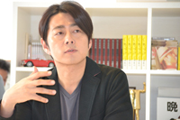 宅間孝行　　ヘアメイク：下田亜希子　スタイリスト：大野美智子