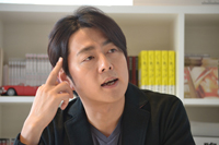 宅間孝行　　ヘアメイク：下田亜希子　スタイリスト：大野美智子