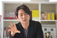 宅間孝行　　ヘアメイク：下田亜希子　スタイリスト：大野美智子