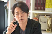 宅間孝行　　ヘアメイク：下田亜希子　スタイリスト：大野美智子