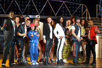 中央に秋元才加。キャスト一同と