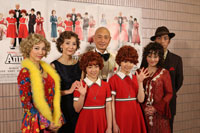 前列左から、國分亜沙妃、吉井乃歌。後列左から、甲斐まり恵、生田智子、三田村邦彦、浅香唯、松田賢二。