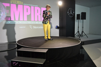 本番はこれよりもさらに狭いステージ上で、パフォーマーたちは超絶技巧を披露する