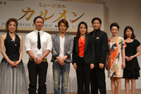 左から、JKim、米倉利紀、清水良太郎、濱田めぐみ、別所哲也、香寿たつき、大塚千弘