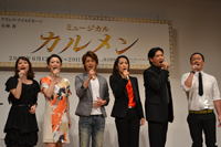 左から、大塚千弘、香寿たつき、清水良太郎、濱田めぐみ、別所哲也、米倉利紀