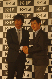 前田憲作K-1実行委員会代表(写真左)と公式サポーター・関根勤