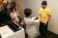 チケットもぎりキャンペーン中の木梨憲武