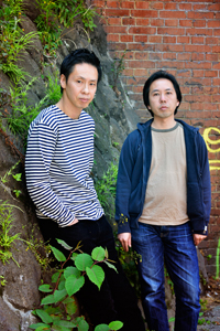 左から、大倉孝二、ブルー＆スカイ　　源 賀津己