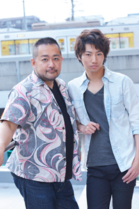 左から、西田シャトナー、矢崎広(ヘアメイク：守下春花(BURONICA)　スタイリスト：DAN　シャツ：SHELLAC)