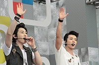 「めざましライブ」に初登場したSUPER JUNIOR DONGHAE＆EUNHYUK　左からウニョク、ドンへ