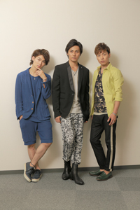 左から、松田凌、加藤和樹、東山光明　　撮影：カツヲ　衣裳：加藤和樹／TOM REBL、Roen、S.O.S fp恵比寿本店　東山光明／wjk、lotholon、Dress camp、S.O.S fp恵