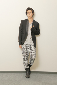 加藤和樹　撮影：カツヲ　衣裳：TOM REBL、Roen、S.O.S fp恵比寿本店