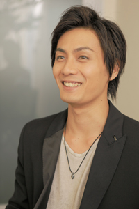 加藤和樹　撮影：カツヲ　衣裳：TOM REBL、Roen、S.O.S fp恵比寿本店