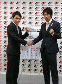 写真左より、茨田陽生(柏レイソル)、伊藤翔(横浜F・マリノス)