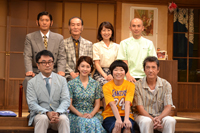 前列左から、三谷幸喜、竹内結子、イモトアヤコ、草刈正雄。後列左から、長谷川朝晴、小林勝也、長野里美、木津誠之