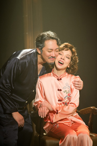 ミュージカル『I DO! I DO!』より。右から霧矢大夢、柳瀬大輔　　撮影：森口奈々