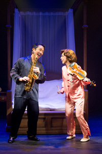 ミュージカル『I DO! I DO!』より。右から霧矢大夢、柳瀬大輔　　撮影：森口奈々
