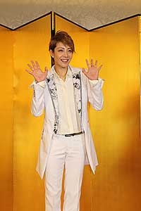 星組・柚希礼音、退団会見でファンへの想いを語る | チケットぴあ[演劇