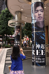 東方神起の柱巻きポスターをパチリ　（C）ぴあ