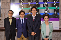 会見より。左から、浅野和之、中村倫也、松坂桃李、鷲尾真知子