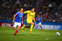 写真左より、兵藤慎剛(横浜F・マリノス)、鈴木大輔(柏レイソル)　(c)J.LEAGUE PHOTOS