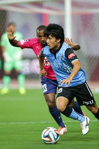 写真左より、カカウ(セレッソ大阪)、大島僚太(川崎フロンターレ)　(c)J.LEAGUE PHOTOS