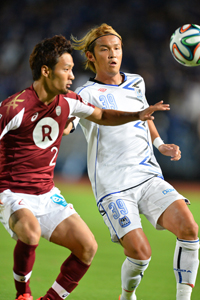 写真左より、高橋峻希(ヴィッセル神戸)、宇佐美貴史(ガンバ大阪)　 (c)J.LEAGUE PHOTOS