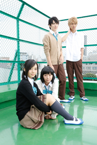 舞台『一週間フレンズ。』左から、藤宮香織役 岡野真也、山岸沙希役 川上ジュリア、長谷祐樹役 岡山智樹、桐生将吾役 戸谷公人　(C)葉月抹茶／スクウェアエニックス・「一週間フレンズ。」製作委員会