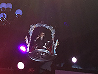 ゴンドラに乗って登場するYOSHIKI　(c) 2014 SANRIO CO.,LTD.