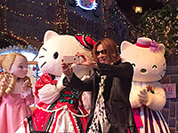ハローキティと自撮りをするYOSHIKI　(c) 2014 SANRIO CO.,LTD.