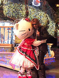 ハグするYOSHIKIとハローキティ　(c) 2014 SANRIO CO.,LTD.