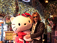 ハグするYOSHIKIとハローキティ　(c) 2014 SANRIO CO.,LTD.