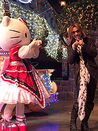 XポーズをするYOSHIKIとハローキティ　(c) 2014 SANRIO CO.,LTD.