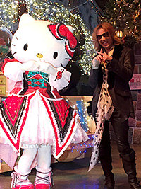 XポーズをするYOSHIKIとハローキティ　(c) 2014 SANRIO CO.,LTD.