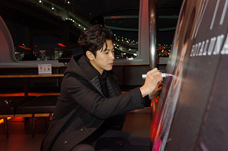 船内のボードにサインするユンホ