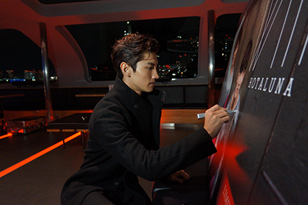 船内のボードにサインするチャンミン