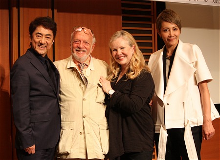 会見より。左から、市村正親、ハロルド・プリンス、スーザン・ストローマン、柚希礼音