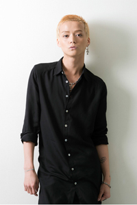 三浦涼介　シャツ：kujaku　パンツ：RE QUALITY　シューズ：SHOE BAR　撮影：後藤麻由香　